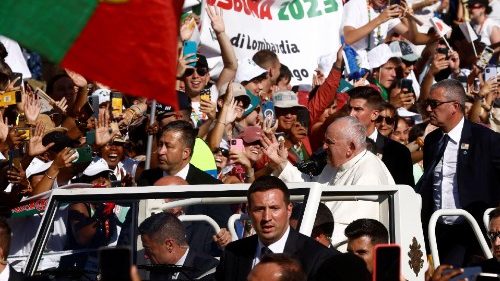 Papst betet in Lissabon mit Jugendlichen den Kreuzweg