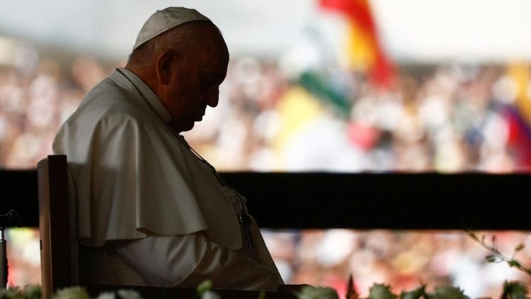 Il Papa in preghiera per l'umanità nel Santuario di Fatima