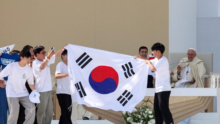 Jovens coreanos comemoram anúncio do Papa da JMJ 2027 em Seus. (FOTO: INACIO ROSA/Pool via REUTERS)