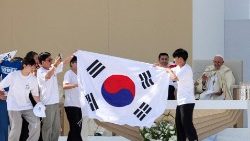 Dél-koreai fiatalok ünneplik a Szentatya döntését  