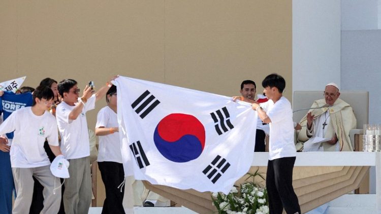 Dél-koreai fiatalok ünneplik a Szentatya döntését  
