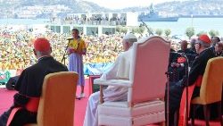 Lisszabon tengerparti sétányán találkozott Ferenc pápa az önkéntesekkel 