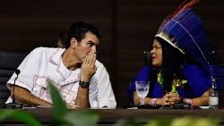 El gobernador del Estado de Pará, en Brasil, Helder Barbalho, dialoga con la Ministra de los Pueblos Indígenas de Brasil, Sonia Guajajara. (REUTERS)