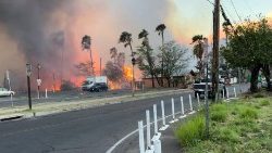 Fumaça e chamas sobem em Lahaina, Condado de Maui, Havaí, EUA, 8 de agosto de 2023 nesta imagem estática de vídeo obtido nas mídias sociais. Jeff Melichar/TMX/via REUTERS