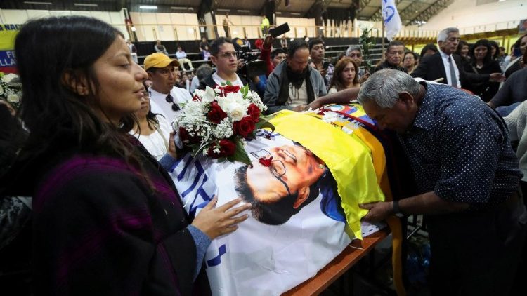 Des soutiens de Fernando Villavicencio, réunis après l'inhumation du candidat présidentiel assassiné. 