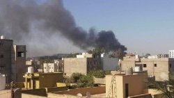 Se levanta humo en medio de enfrentamientos entre facciones armadas en Trípoli.