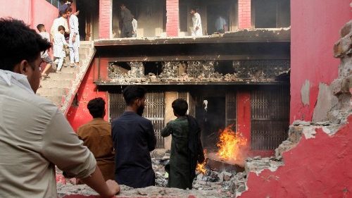 Pakistan, attacco alle chiese cristiane. Bhatti: basta con l’odio