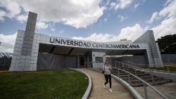 Pagrindinis įėjimas į Centrinės Amerikos Universitetą Nikaragvos sostinėje 
