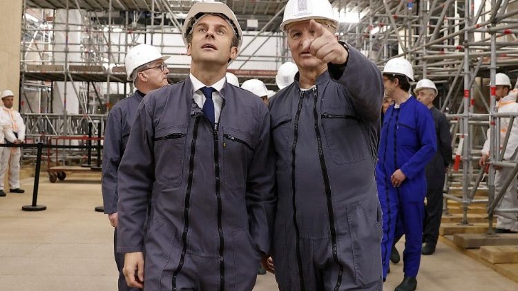 Der Verstorbene mit Macron auf der Baustelle