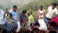 Migrantes cavan una fosa cerca del camino que de Al Thabit conduce a Arabia Saudí en el lado yemení.