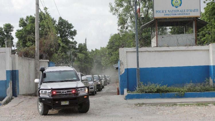 Ein Konvoi mit kenianischen Delegaten kommt aus der Resident der haitianischen Polizeibehörde in Port-au-Prince (21. August 2021)