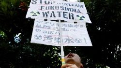 Ein Schild auf einem Protest gegen das Ablassen des Fukushima-Abwassers