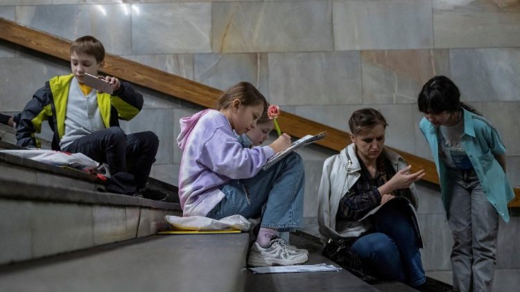 Ukrainoje prasideda sunkūs nauji mokslo metai