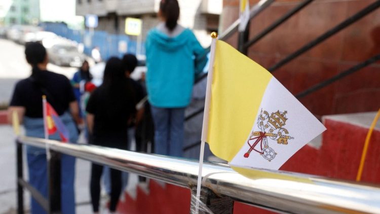 Un drapeau du Vatican à l'extérieur de la préfecture apostolique, où le pape François séjournera à Oulan-Bator.