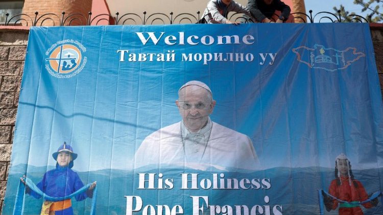 Affiche souhaitant la bienvenue au Pape François devant la préfecture apostolique à Oulan-Bator.