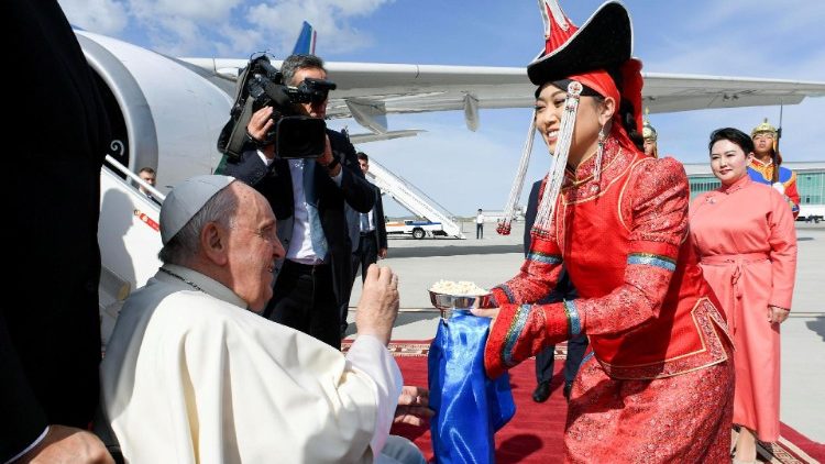 Ferenc pápát megérkezésekor szárított joghurttal kínálták, a vendéglátás hagyományosan jeleként