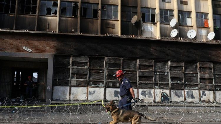 I resti dell'edificio in fiamme a Johannesburg