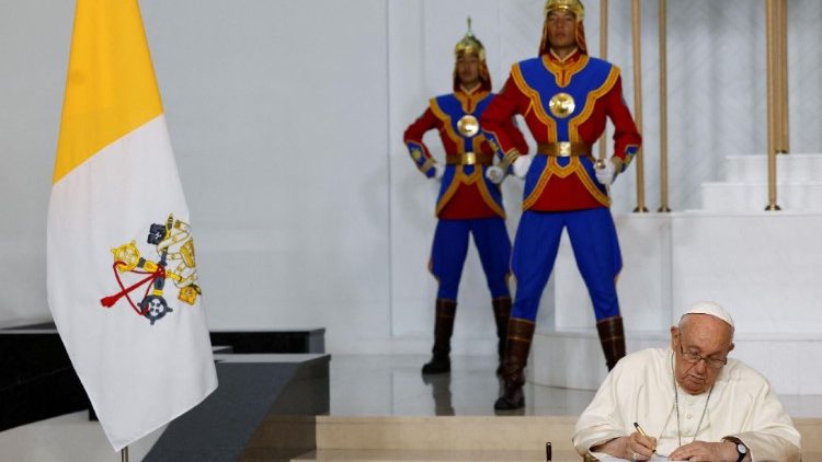 Le Pape signant le livre d'or au Palais d'État à Oulan-Bator