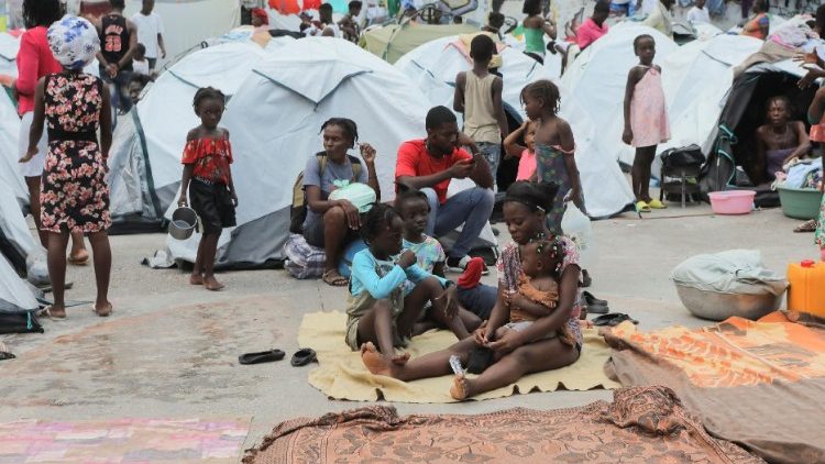 Haitianos que fogem da violência de gangues encontram abrigo em uma arena esportiva, em Porto Príncipe. (Photo by  Ralph Tedy Erol/REUTERS)