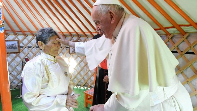 Pápež žehná pani Tsetsege, ktorá pred 10 rokmi našla sochu Panny Márie uprostred smetí
