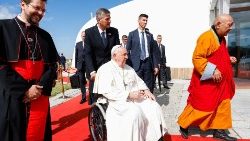 Le Pape François accompagné par Gabju Choijamts Demberel, l'un des principaux moines bouddhiste de Mongolie.