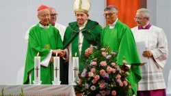 папата със Стивън Чоу и кардинал Джон Тонг Хон, Улан Батор, 3.9.2023