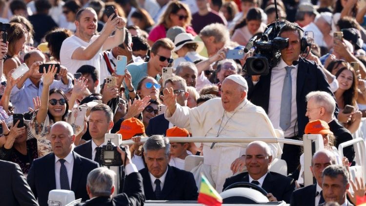 האפיפיור פרנציסקוס בקבלת הקהל השבועית