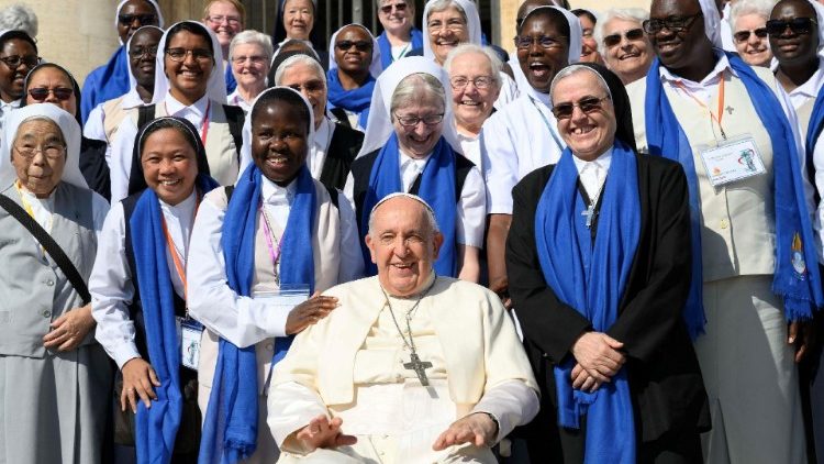 Le Pape François en compagnie de religieuses, après l'audience générale du mercredi.