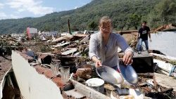 Bewohner von Mucum in Rio Grande do Sul durchsuchen die Trümmer ihres Hauses nach verwertbaren Gegenständen