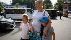 Matka z dwójką dzieci po ucieczce z terytoriów okupowanych przez Rosję, Kijów, 6 września 2023 r.