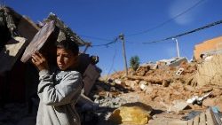 Jovem marroquino carrega um móvel, após um terremoto mortal, em um vilarejo nos arredores de Talaat N'Yaaqoub, Marrocos, 11 de setembro de 2023. REUTERS/Hannah McKay