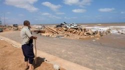 En Derna, un hombre observa los daños del ciclón Daniel