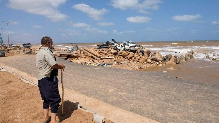 En Derna, un hombre observa los daños del ciclón Daniel