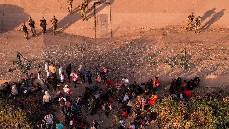Rassemblement de migrants à la frontière américaine, sur les rives du Rio Bravo au Mexique. 