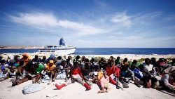 Lampedusa: migrantes aguardando para serem transferidos
