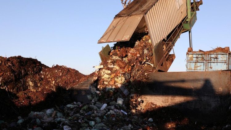 FILE PHOTO: Nations including U.S. making little progress on a big climate problem: food waste
