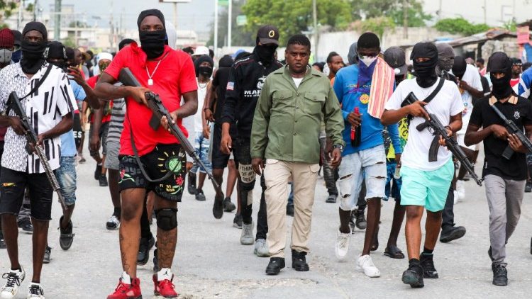 Jimmy "Barbecue" Cherizier, leader di una banda criminale haitiana, guida una protesta contro il primo ministro Ariel Henry