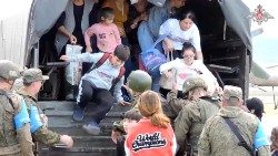 Civila evakueras i Nagorno-Karabakh