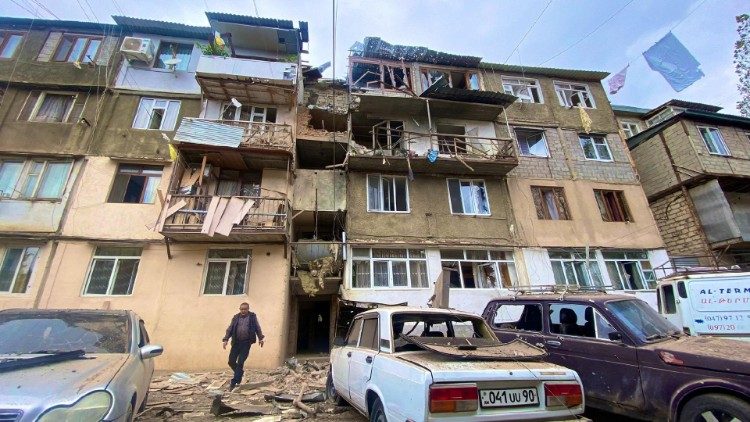 नागोर्नो-काराबाख में एक क्षतिग्रस्त आवासीय इमारत 