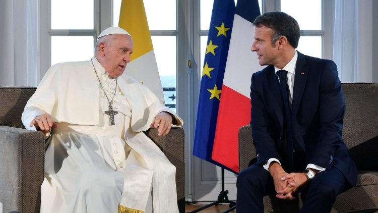 Папа Франциск и президент Макрон на встрече в Марселе 23 сентября 2023 г.