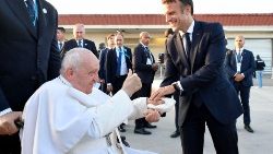 帰国前、マクロン大統領の見送りを受ける教皇フランシスコ　2023年9月23日　マルセイユ国際空港