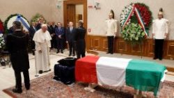 Papa Francisco reza diante do caixão do  ex-presidente italiano Giorgio Napolitano. Mídia do Vaticano/Divulgação via REUTERS