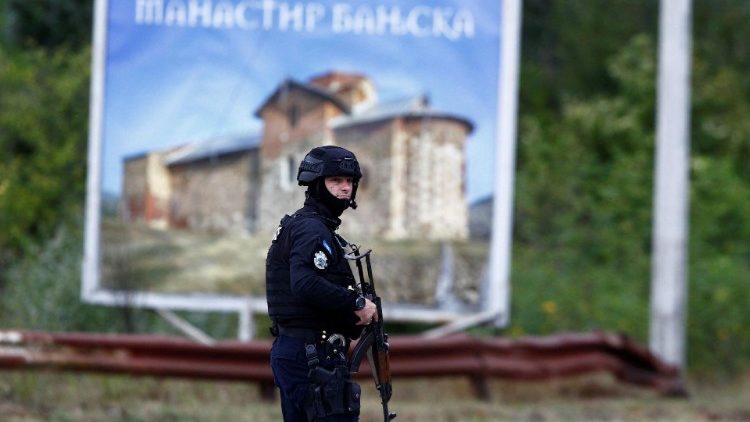 Ein Kosovo-Polizist hält nach der Schießerei in der Nähe von Zvecan am Sonntag auf einer Straße zum Banjska-Kloster Wache.