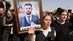 ईराक के काराकोश में भड़की आग मृत लोगों के लिये शोकाकुल लोग, 28.09.2023
