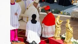 O cardeal Sebastian Francis recebe o barrete cardinalício das mãos do Papa Francisco (Reuters)