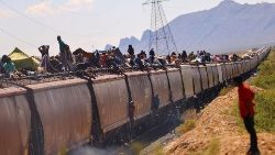 Migranci podróżujący na pociągu w stronę granicy z USA