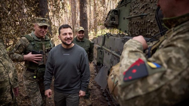 Il presidente Zelensky visita alcune postazioni militari ucraine