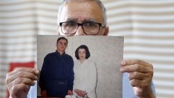 Der Mann der iranischen Menschenrechtlerin Narges Mohammadi mit einem Foto von sich und seiner Frau - die im Iran im Gefängnis ist