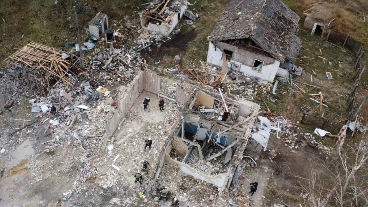 Equipes de resgate removem destroços de local atingido por míssil russo em Hroza, região de Kharkiv, em 6 de outubro de 2023. (rREUTERS/Yan Dobronosov)