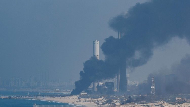 Rauch steigt in Gaza auf, nachdem Israel auf die Raketenangriffe mit eigenen Schüssen geantwortet hat